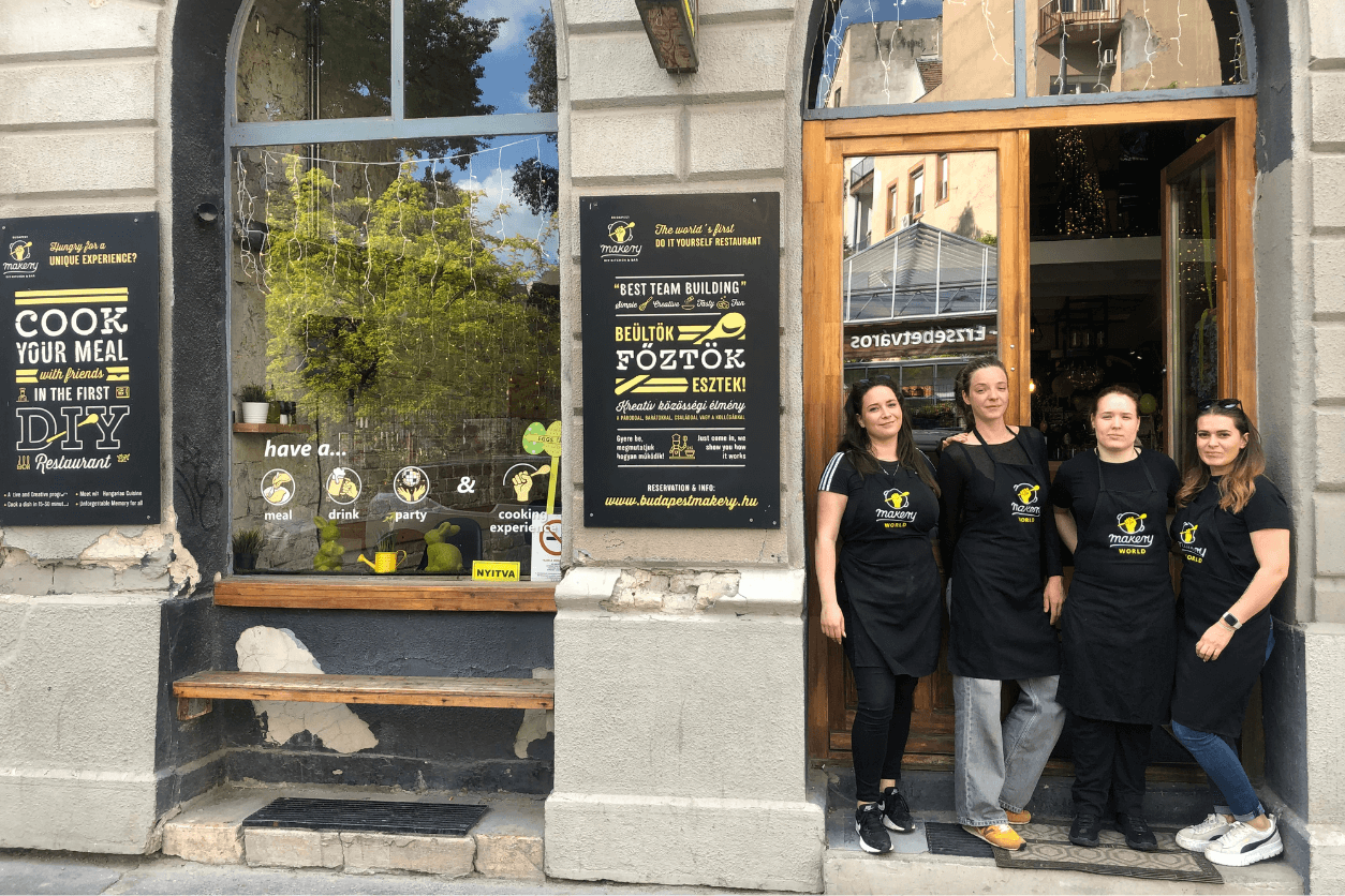 Budapest Makery bejárata előtt állnak a felszolgáló hölgyek 